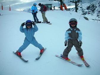 Carnaval de 2007 em Baqueira-Beret - Marta (de azul) e Rita (de cinzento)